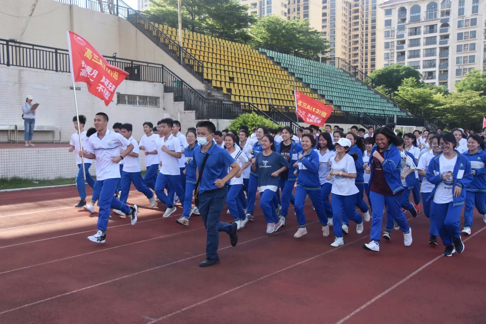 钦州一中高三年级举行2020年助力高考跑操比赛