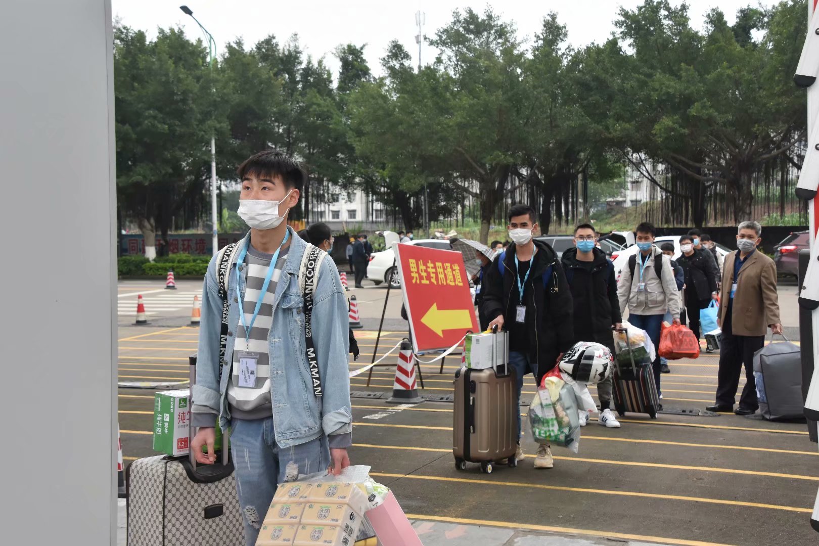 春意盎然复课时 昂首阔步进校园——我校为初三、高三学子保驾护航”