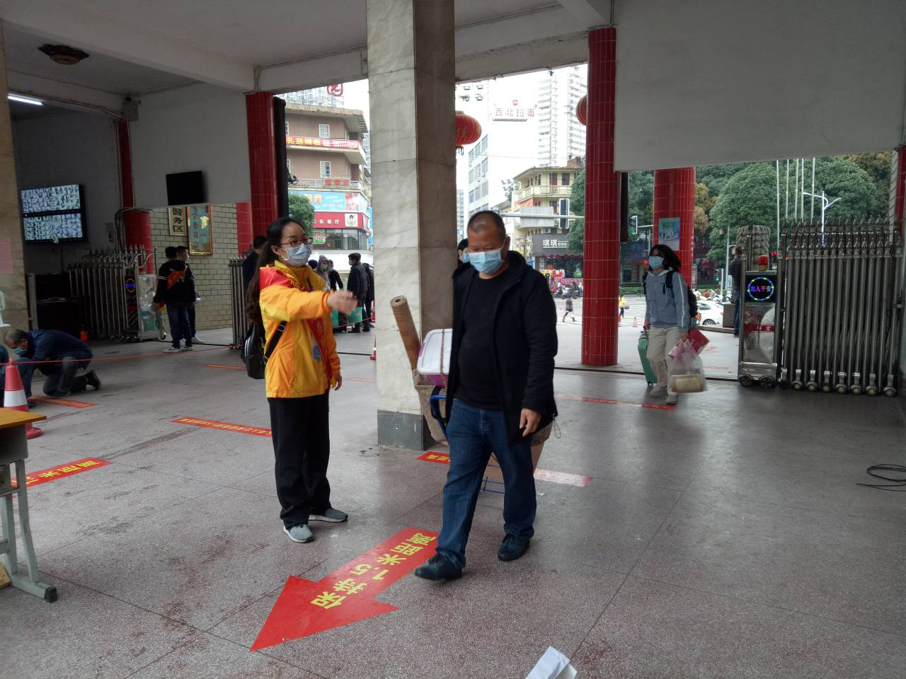 复学一线党旗红 ——我校五支部党员志愿服务助力初三复学”