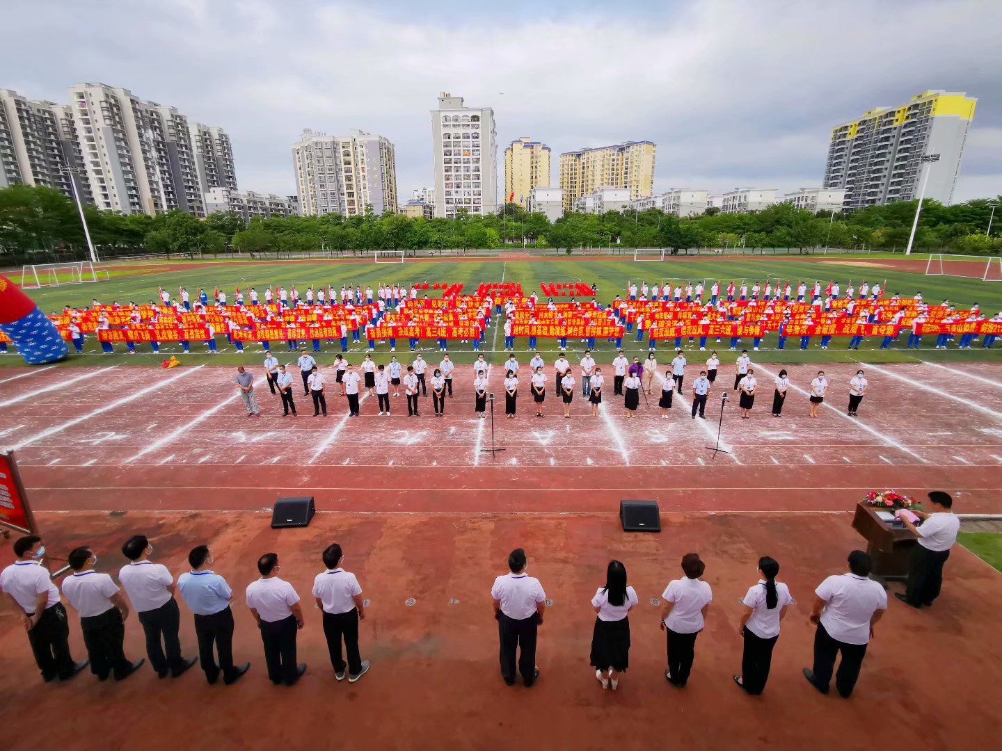 钦州一中隆重举行2020届高三学生成人礼暨60天高考冲刺誓师大会”