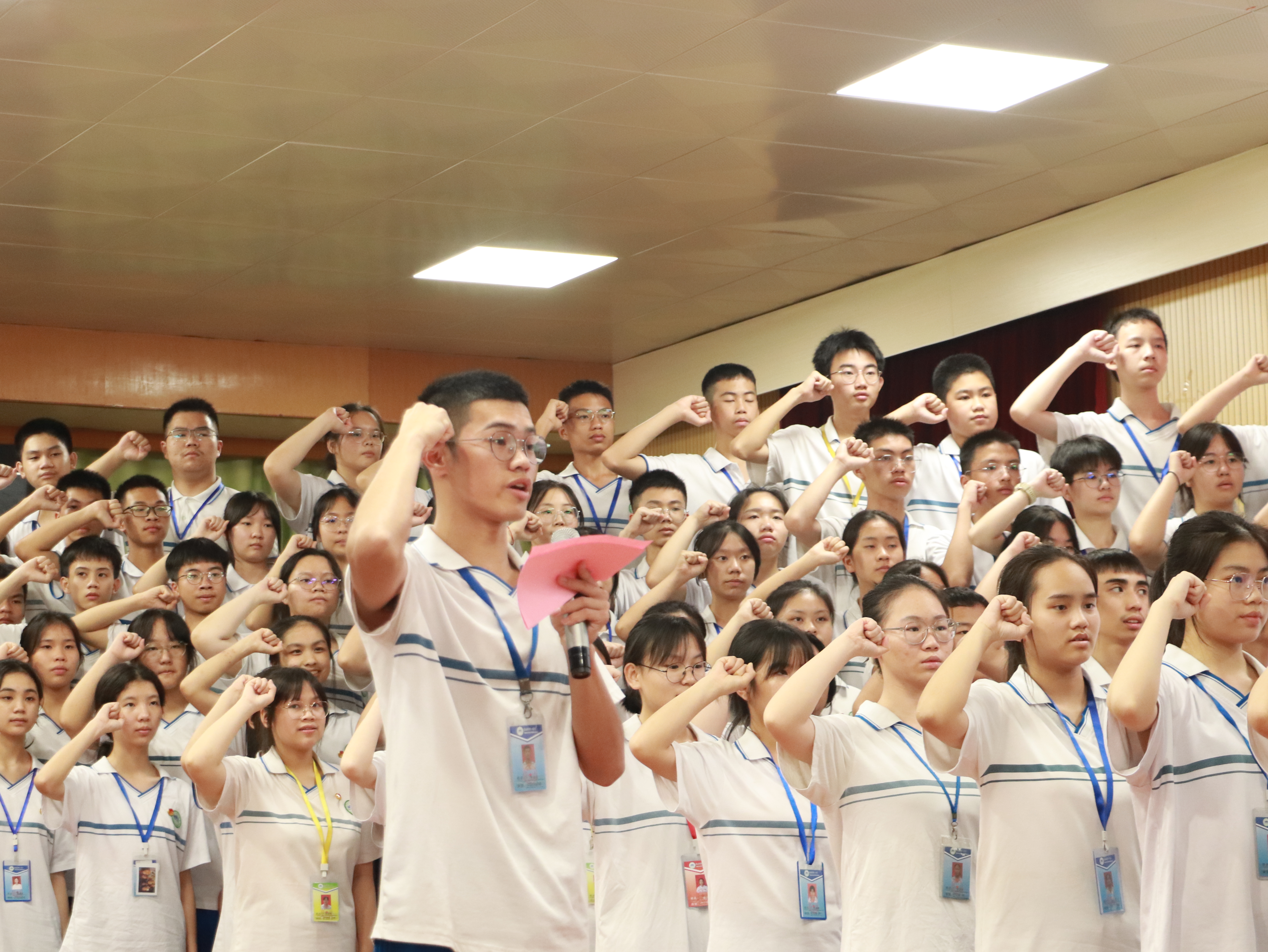 赓续红色血脉，传承使命担当——钦州市第一中学少先队退队及共青团入团仪式”