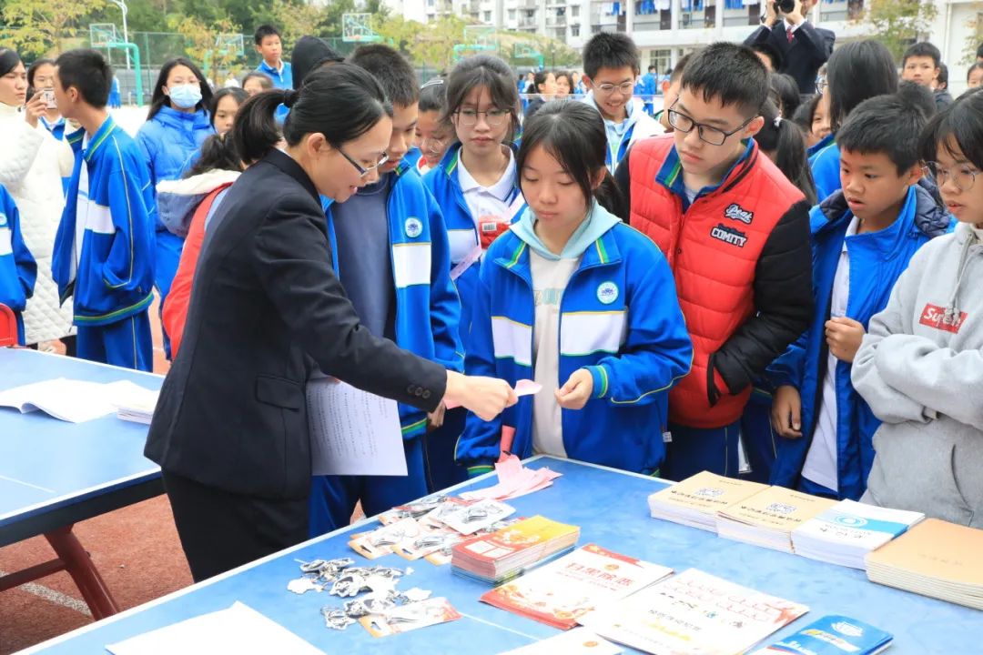 钦州市第一中学开展“宪法宣传周”“世界土壤日”科普活动”