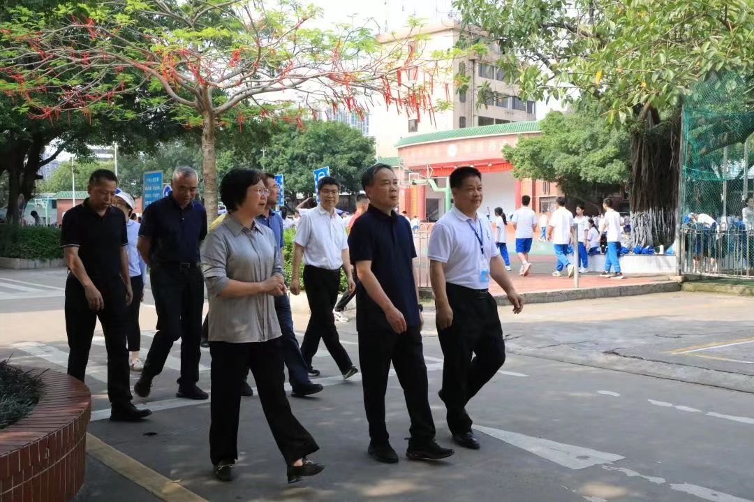 广西壮族自治区政协副主席黄洲莅临我校参观调研”